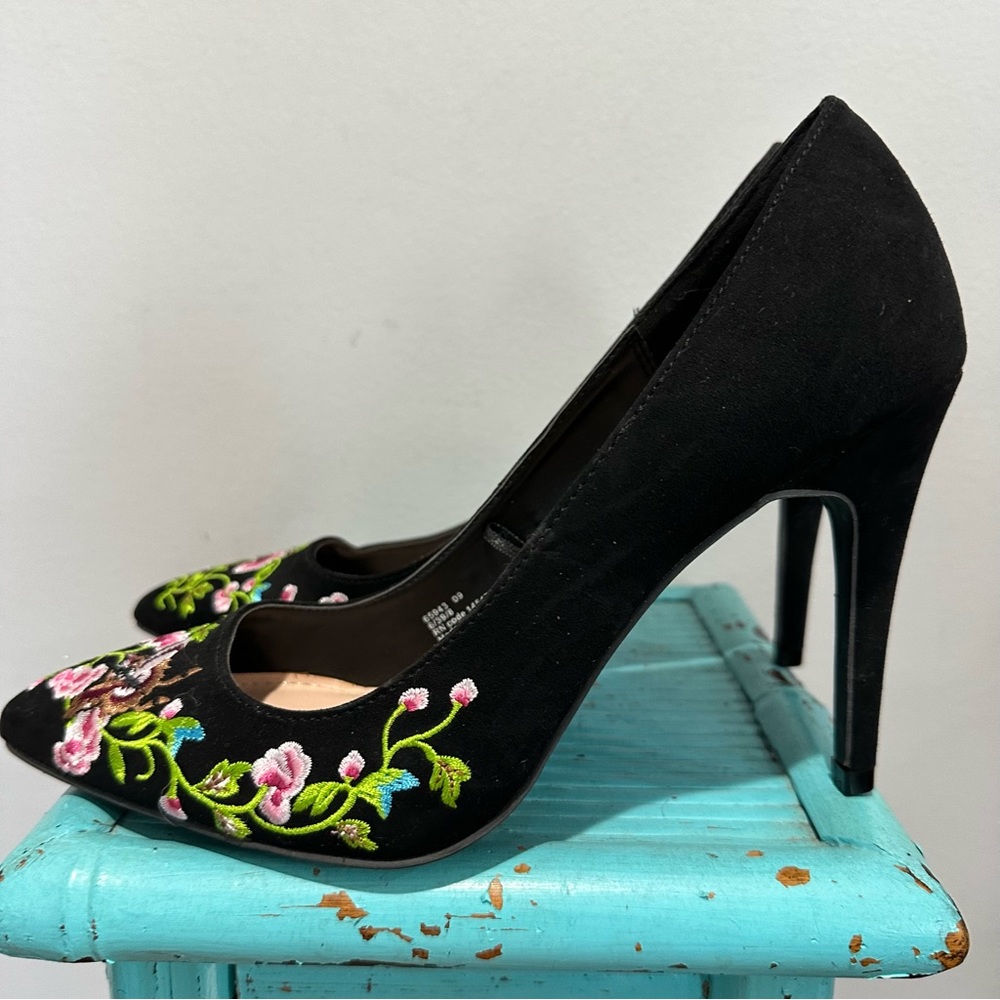 Atmosphere Black Floral Embroidered Pointy Toe Heels Size 8